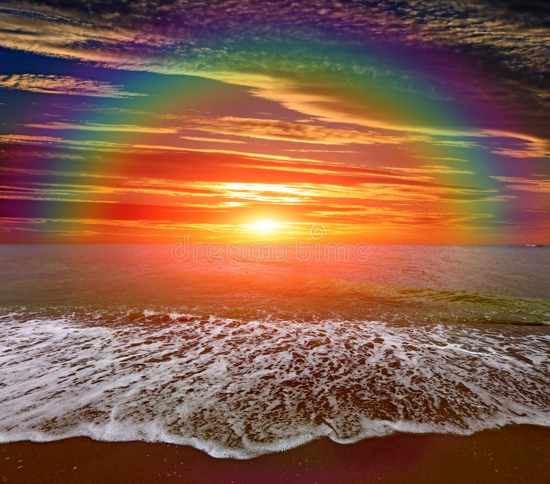 Arc-en-ciel gentil au-dessus de mer photo libre de droits Arc-en-ciel gentil au-dessus de mer photo libre de droits
