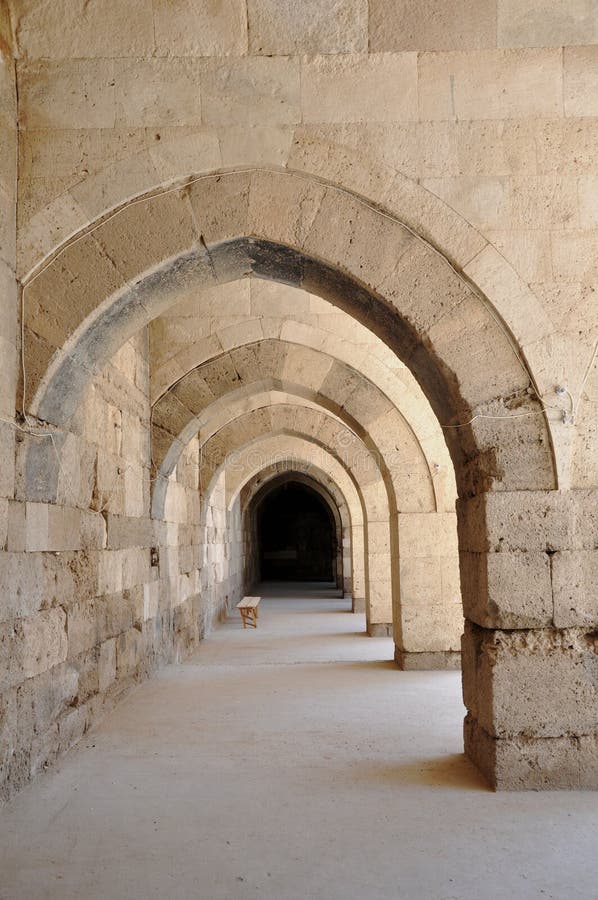 Arcadas - caravanseray de Sultanhani en Akseray, Cappadocia, Turquía foto de archivo libre de regalías Arcadas - caravanseray de Sultanhani en Akseray, Cappadocia, Turquía foto de archivo libre de regalías