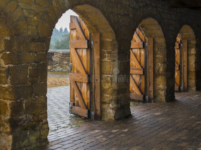 Arcadas De Piedra Con Las Puertas De Madera Foto de archivo - Imagen de  arco, arqueado: 34126014