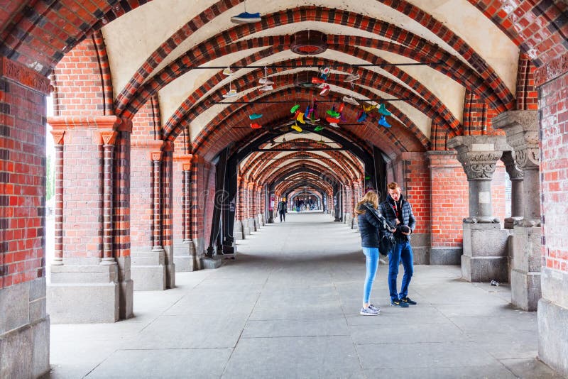Arcade du pont d'Oberbaum à Berlin, Allemagne. Berlin, Allemagne - 17 mai 2016 : Pont d'Oberbaum avec les personnes non identifiées Son un pont avec impériale croisant la fête de rivière, considérée un des points de repère de citys Il lie Friedrichshain n Kreuzberg