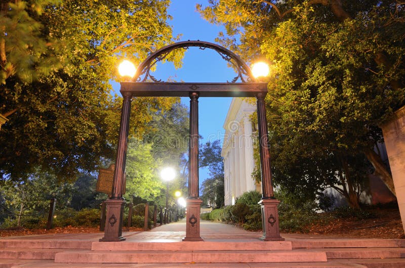 Storico in ghisa arco soprannominato L'Arco nel campus dell'Università della Georgia (UGA) in Athens, in Georgia, USA.