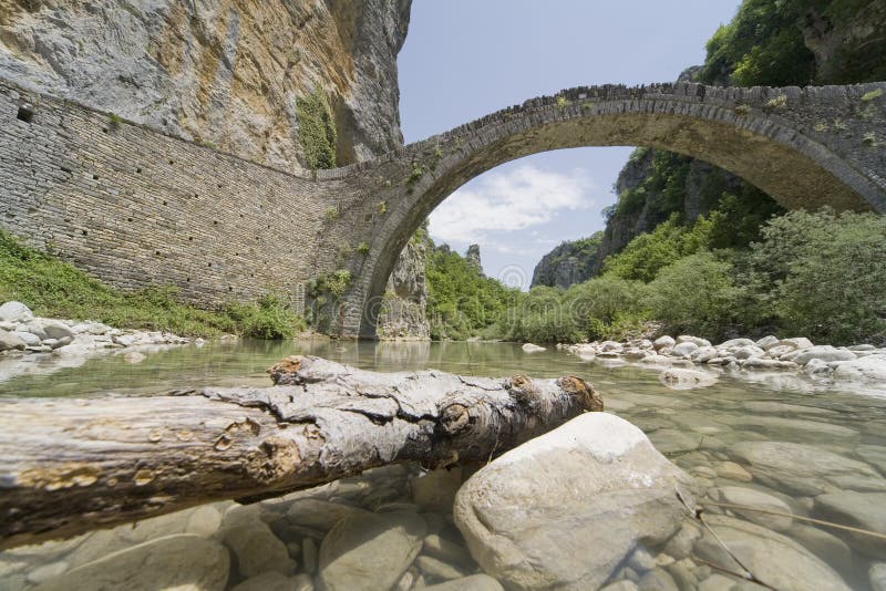 Arch bridge