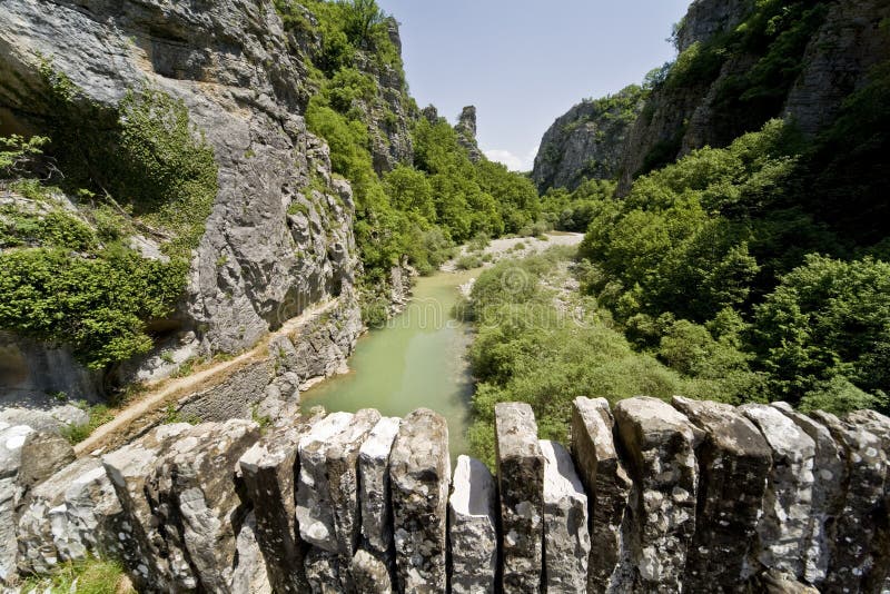 Arch bridge