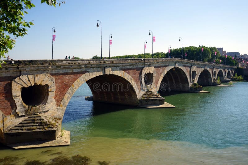 Arch bridge