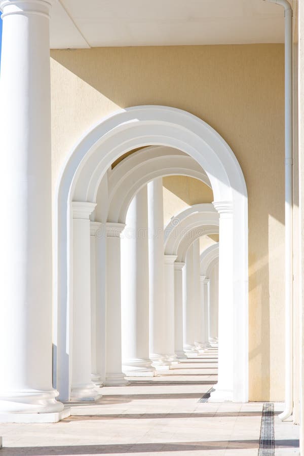 Белом своде. Архитектура арки и колонны. Арка с колоннами. Арка : "в белом". Стены с колоннами и арками.