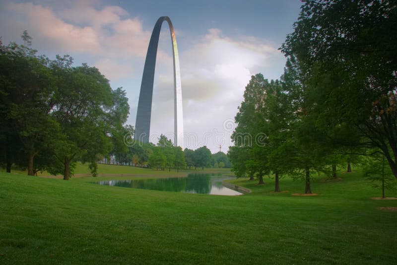 arch gateway park pond στοκ φωτογραφίες με δικαίωμα ελεύθερης χρήσης arch gateway park pond στοκ φωτογραφίες με δικαίωμα ελεύθερης χρήσης