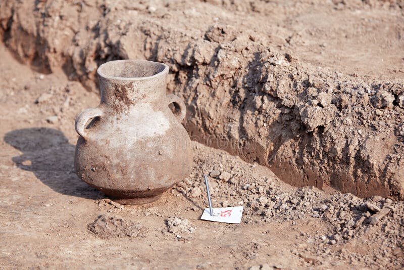 Archaeological Excavations Archaeologist Digger Process Researching Tomb  Human Bones Part Stock Photo by ©xolo-dan 254001256