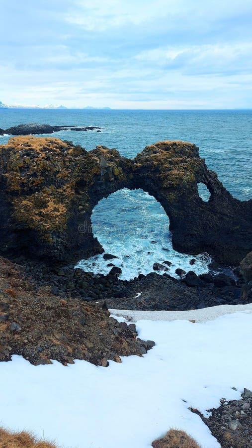 Arche de la mer de gatklettur en île d'arnarstapi photographie stock libre de droits