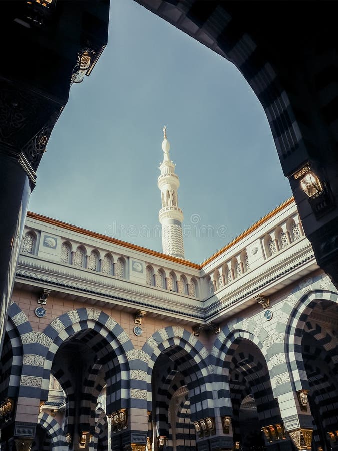 Arche und Minarett einer Moschee lizenzfreie stockbilder Arche und Minarett einer Moschee lizenzfreie stockbilder