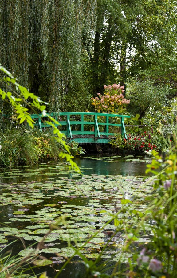 Arched green bridge over the duck pond in Giverny