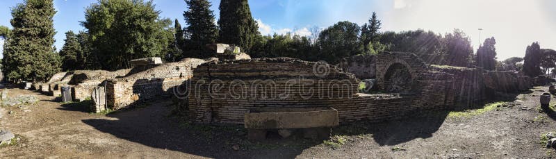 Archeologiczne ekskawacje Ostia Antica panorama w kierunku necropolis z antycznym Romańskim sarkofag w centrum - Rzym zdjęcia stock Archeologiczne ekskawacje Ostia Antica panorama w kierunku necropolis z antycznym Romańskim sarkofag w centrum - Rzym zdjęcia stock