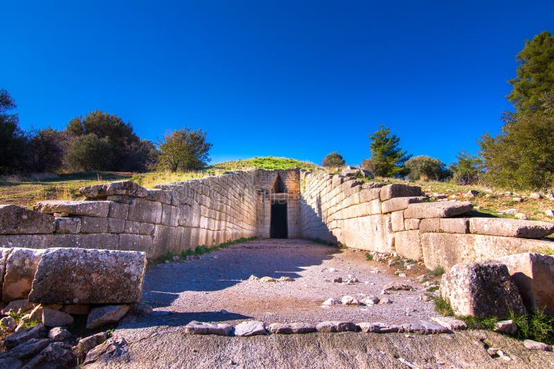 Archeologiczny miejsce Mycenae blisko wioski Mykines, z antycznymi grobowami, gigant ścianami i sławną lew bramą, obraz royalty free Archeologiczny miejsce Mycenae blisko wioski Mykines, z antycznymi grobowami, gigant ścianami i sławną lew bramą, obraz royalty free