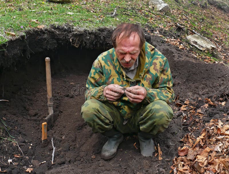 Gli uomini in terra pit esplora la sua scoperta.