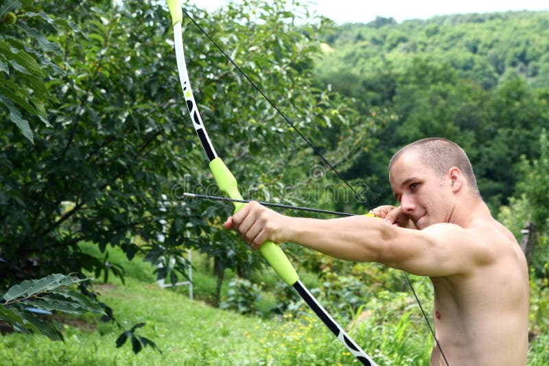 Joven hombre arco.