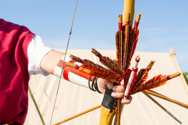 L'archer Médiéval Avec Le Capot Noir Et Les Flèches Colorées Dans