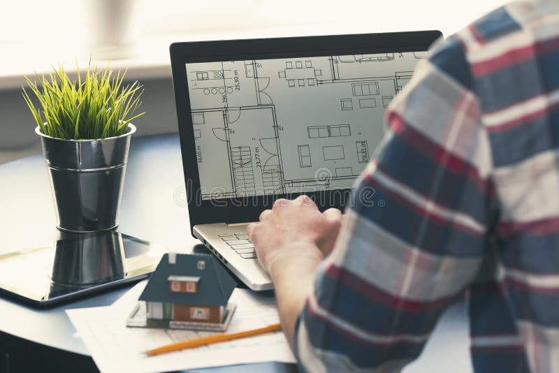 Architect, binnenlands ontwerperberoep - mens die aan laptop werken royalty-vrije stock foto Architect, binnenlands ontwerperberoep - mens die aan laptop werken royalty-vrije stock foto