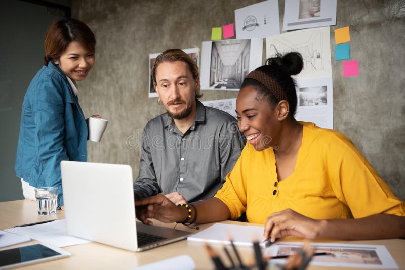 Architect en binnenlandse ontwerpers die over nieuwe ideeën van PR spreken stock foto's Architect en binnenlandse ontwerpers die over nieuwe ideeën van PR spreken stock foto's