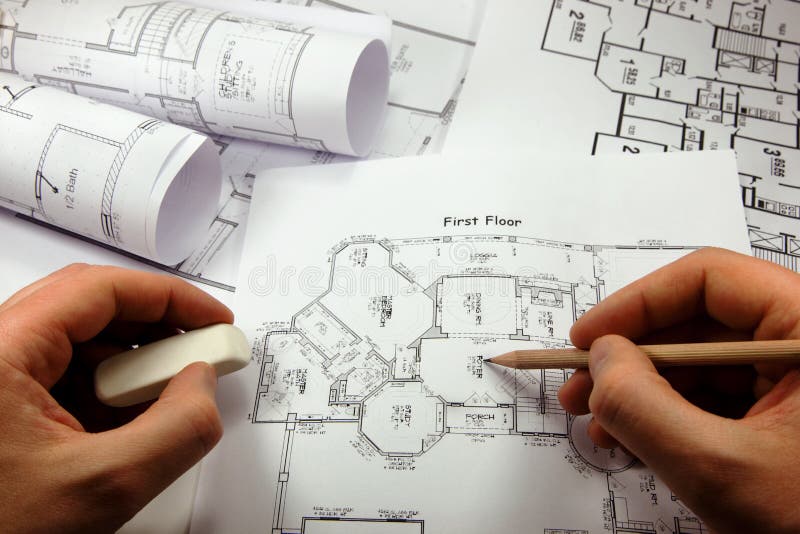 Architekti ruky ceruzku a gumu v blízkosti plánu.