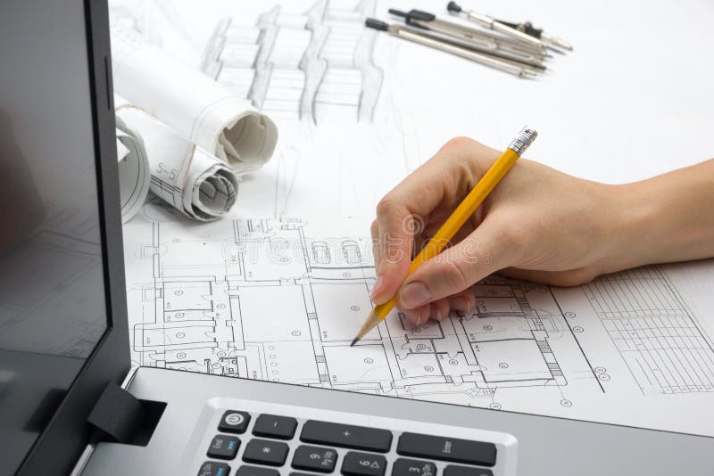 Architect Working On Blueprint Architectenwerkplaats - architecturaal project, blauwdrukken, heerser, calculator, laptop en stock afbeelding Architect Working On Blueprint Architectenwerkplaats - architecturaal project, blauwdrukken, heerser, calculator, laptop en stock afbeelding