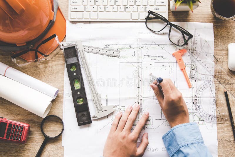 Architecte de vue supérieure travaillant au modèle Lieu de travail d'architectes Outils d'ingénieur et contrôle de sécurité photographie stock
