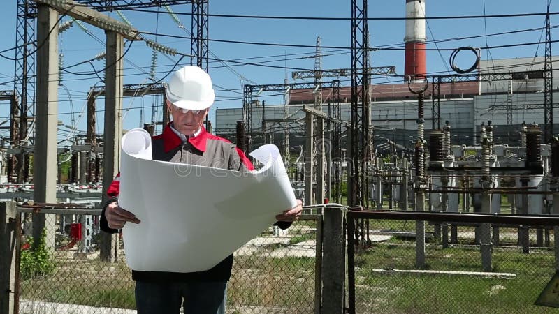 Architecte en chef avec des épures à la station de la chaleur