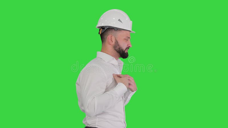 Architecte mâle expliquer quelque chose en marchant sur une clé verte de l'écran chroma. banque de vidéos