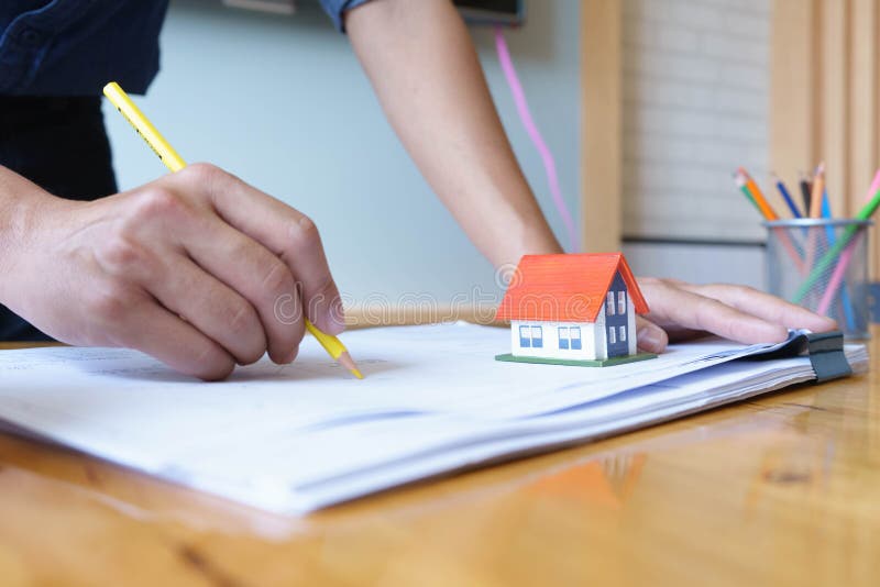 Architecte ou ingénieur utilisant le crayon jaune travaillant au modèle sur le lieu de travail - projet architectural, concept de photo stock Architecte ou ingénieur utilisant le crayon jaune travaillant au modèle sur le lieu de travail - projet architectural, concept de photo stock