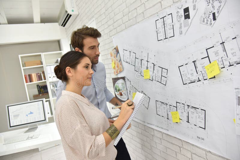 Architecten die aan een project werken stock afbeeldingen Architecten die aan een project werken stock afbeeldingen