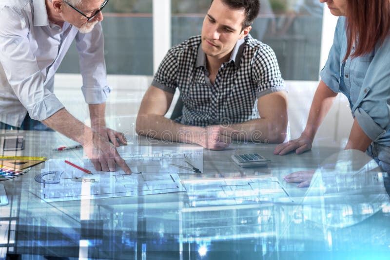 Architecten die aan plannen werken; dubbele belichting stock foto's