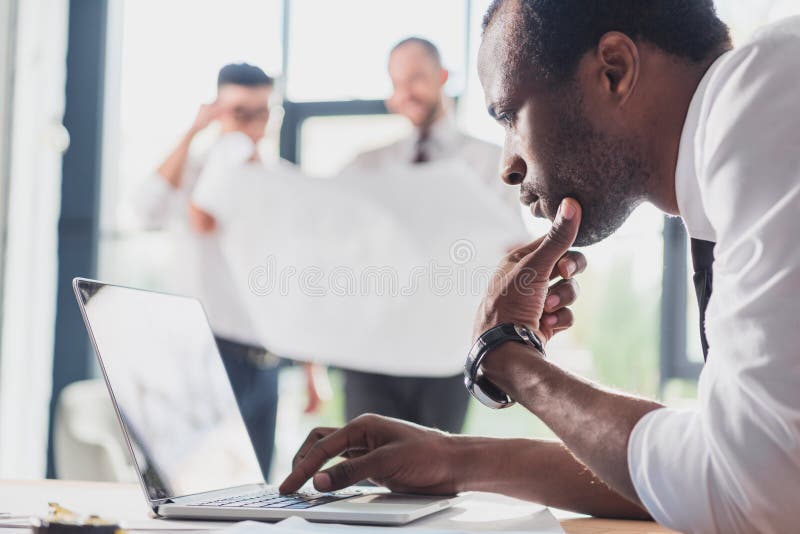 Architectes dans le tenue de soirée fonctionnant au bureau moderne, groupe d'hommes d'affaires images libres de droits Architectes dans le tenue de soirée fonctionnant au bureau moderne, groupe d'hommes d'affaires images libres de droits