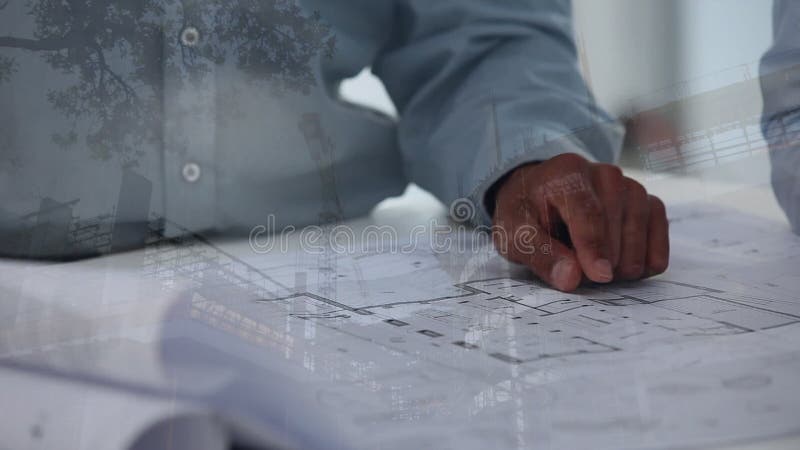 Architectes discutant au-dessus des modèles avec le chantier de construction banque de vidéos