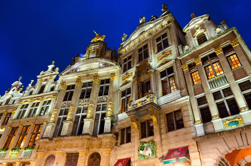 Architecturaal ensemble van beroemd Grand Place in avondverlichting, Brussel, België royalty-vrije stock afbeeldingen Architecturaal ensemble van beroemd Grand Place in avondverlichting, Brussel, België royalty-vrije stock afbeeldingen