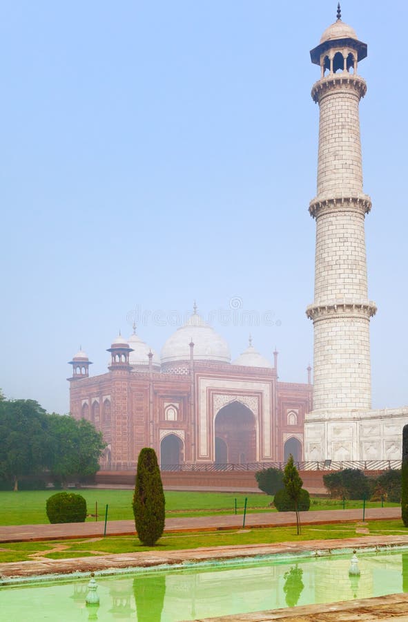 Architecturale complex van Taj Mahal in ochtendmist royalty-vrije stock afbeelding Architecturale complex van Taj Mahal in ochtendmist royalty-vrije stock afbeelding