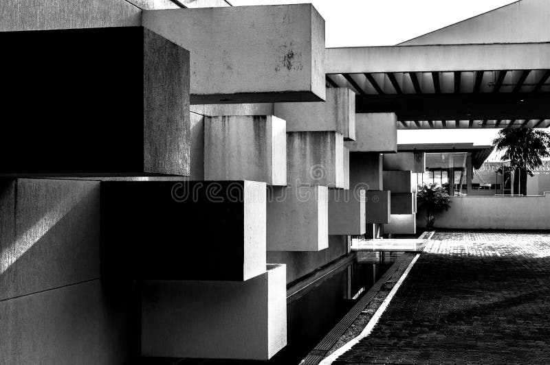 Architecture abstraite faite de béton avec les blocs carrés collant hors du mur photo libre de droits Architecture abstraite faite de béton avec les blocs carrés collant hors du mur photo libre de droits