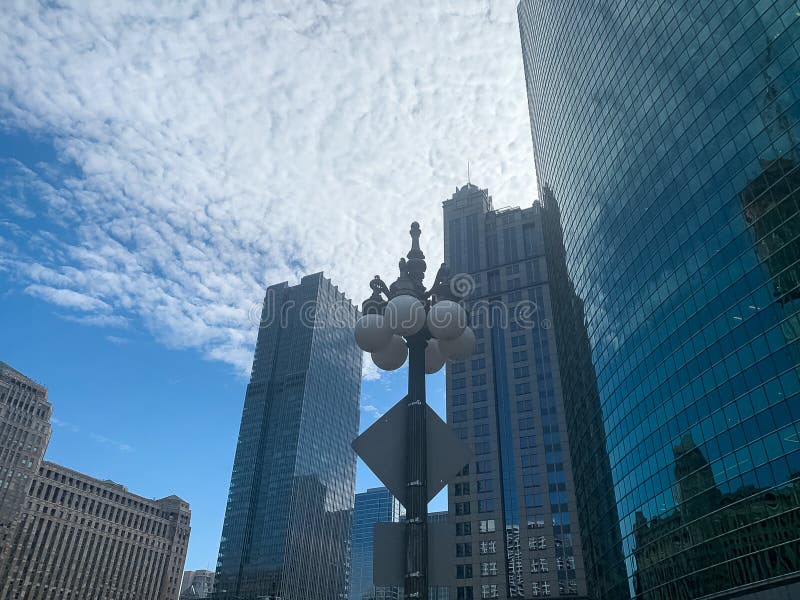 Architecture de Chicago avec les nuages stratocumulous après tempête photo libre de droits