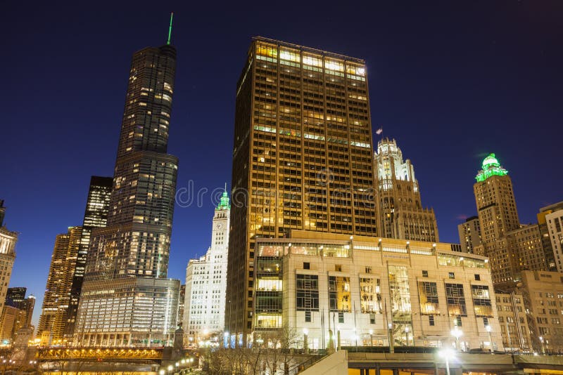 Architecture de Chicago le long de la rivière photo stock