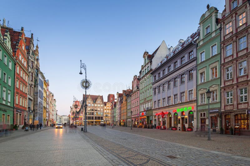 Architecture de la place du marché à Wroclaw au crépuscule, Pologne image stock Architecture de la place du marché à Wroclaw au crépuscule, Pologne image stock