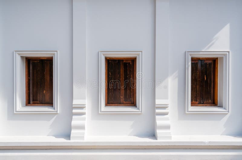 Architecture du mur du temple public de la Thaïlande avec trois fenêtres en bois photographie stock Architecture du mur du temple public de la Thaïlande avec trois fenêtres en bois photographie stock