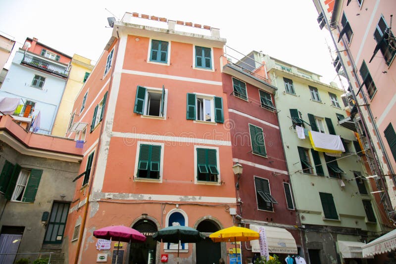 Architecture italienne colorée typique de Vernazza photos libres de droits Architecture italienne colorée typique de Vernazza photos libres de droits