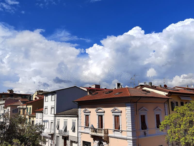 Architecture la plus ancienne vue avec ciel bleu et fond de nuages blancs. Architecture la plus ancienne vue avec ciel bleu et nuage blanc arrière-plan la vue sur la toscane italie.