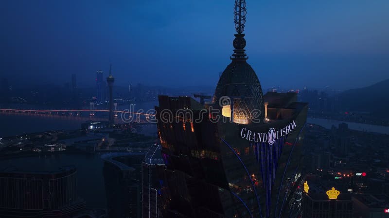 Architecture lumineuse au coeur de macau la nuit banque de vidéos