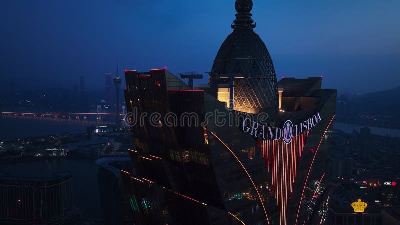 Architecture lumineuse au coeur de macau la nuit banque de vidéos