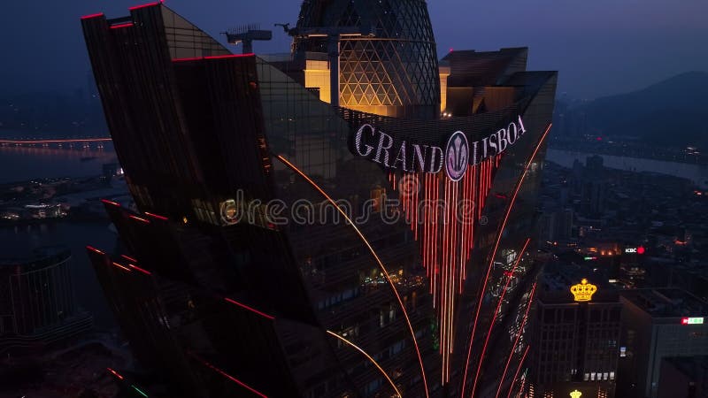 Architecture lumineuse au coeur de macau la nuit banque de vidéos
