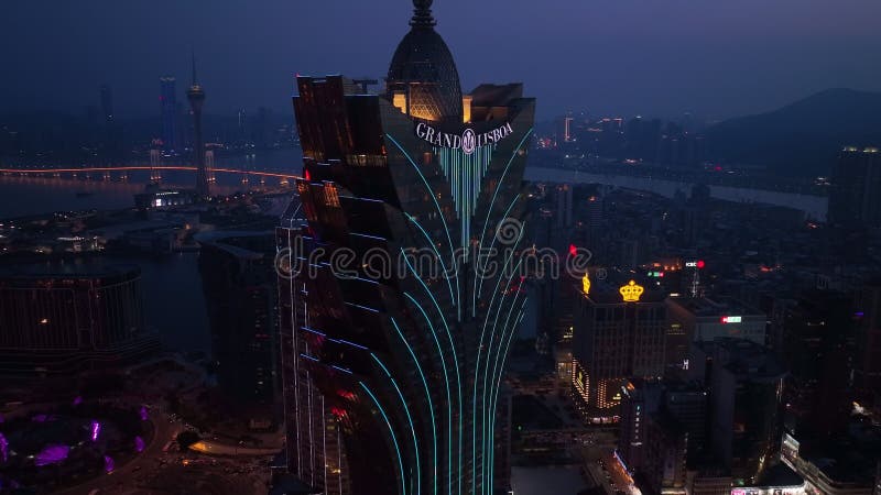 Architecture lumineuse au coeur de macau la nuit banque de vidéos