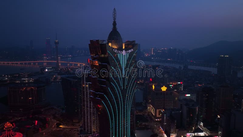 Architecture lumineuse au coeur de macau la nuit banque de vidéos