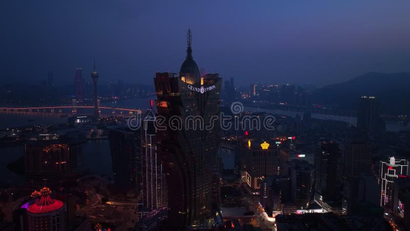 Architecture lumineuse au coeur de macau la nuit banque de vidéos