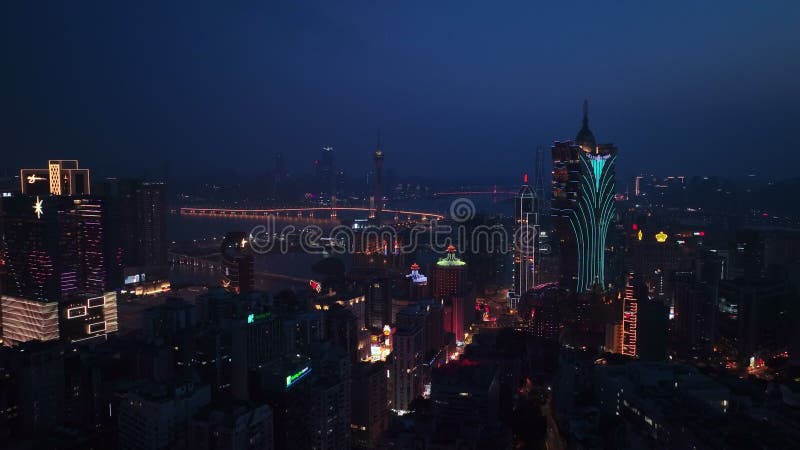 Architecture lumineuse au coeur de macau la nuit banque de vidéos