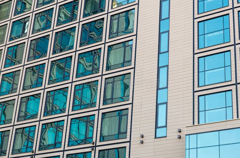Architecture moderne avec beaucoup de vitraux carrés. Architecture minimalistic moderne avec beaucoup de vitraux carrés et couleurs sur le bâtiment Le rythme des fenêtres Configuration géométrique