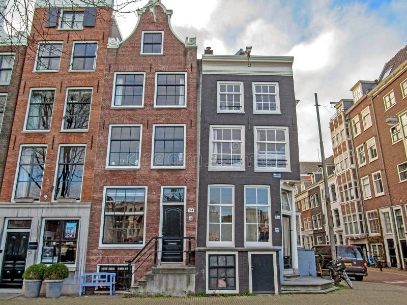 Architecture néerlandaise sur la rue, bâtiments flamands traditionnels de cru célèbre de la ville d'Amsterdam photo stock Architecture néerlandaise sur la rue, bâtiments flamands traditionnels de cru célèbre de la ville d'Amsterdam photo stock