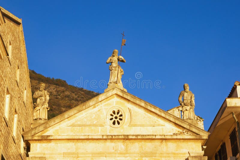 Architecture religieuse Trois statues sur le jeu de l'église Monténégro, ville de Perast, église de St Mark